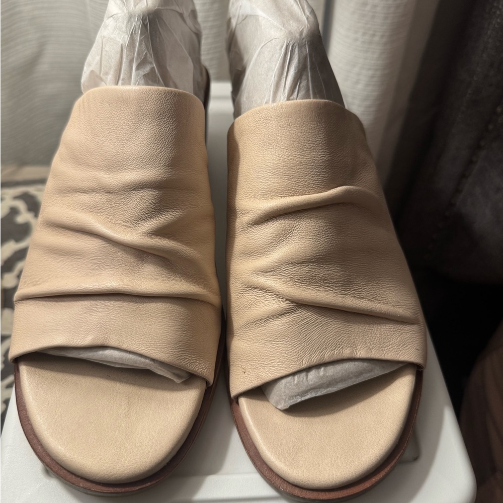 Sofft Elegant Cream Women's Slide Sandals/Mules size 10M